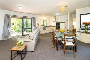 uma sala de estar com um sofá e uma mesa em Lawn Cottages em Clive