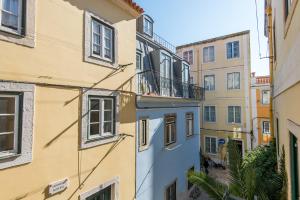 リスボンにあるSantos Typical and Cosy Apartmentsの建物のある街路