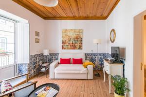 リスボンにあるSantos Typical and Cosy Apartmentsのリビングルーム(白いソファ、赤い枕付)