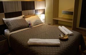 Tempat tidur dalam kamar di Serk'ana Suite Hostal