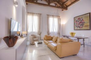 uma sala de estar com um sofá e uma mesa em Right House - Characteristic Marina District em Cagliari