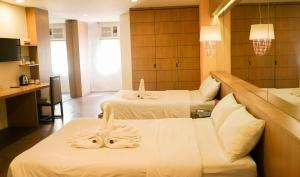 Postel nebo postele na pokoji v ubytování Tacloban Plaza Hotel + 37 fotografií