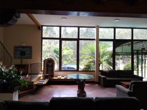- un salon avec un canapé et une table dans l'établissement OYO Del Verde Hotel, à Itapecerica da Serra