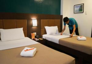 Letto o letti in una camera di Tacloban Plaza Hotel