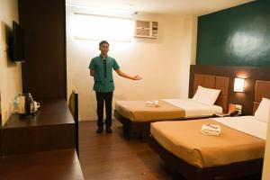 Letto o letti in una camera di Tacloban Plaza Hotel