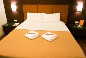 Letto o letti in una camera di Tacloban Plaza Hotel