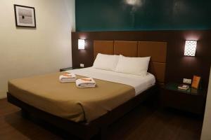Letto o letti in una camera di Tacloban Plaza Hotel