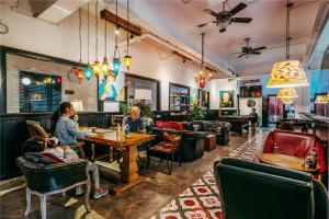 Posezení v ubytování Chengdu Flipflop Hostel - Right Next To Taikooli & Metro - Chill & Social Rooftop Garden Bar - Free Activities - Friendly English Speaking Staff - Tibet, Panda, Buddha & Snow Mountain Tours