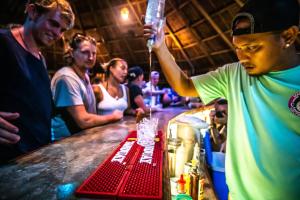 Gestir sem dvelja á Mad Monkey Hostel Nacpan Beach