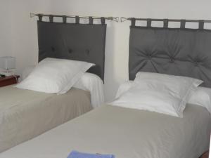 Tempat tidur dalam kamar di La planche pinçon