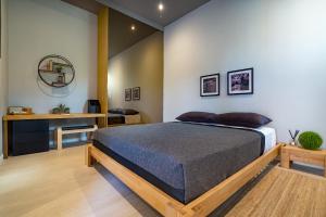 1 dormitorio con cama y escritorio en Villa Kyoto en Layan Beach
