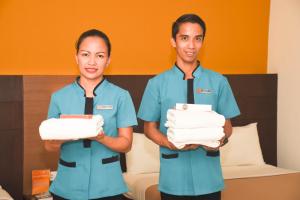 Staff di Tacloban Plaza Hotel