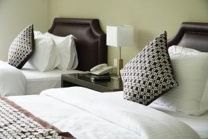 Tempat tidur dalam kamar di Arainn Bed & Breakfast Tretes Prigen by ecommerceloka