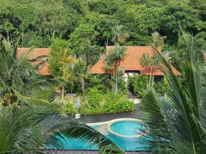 une vue aérienne d'un complexe hôtelier avec piscine dans l'établissement Tropicana Lanta Resort, à Ko Lanta
