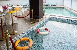 ein Schwimmbad mit zwei Schlauchbooten im Wasser in der Unterkunft Gelian Hotel in Machakos