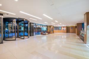 una hall di un edificio con un grande pavimento piastrellato bianco di Holiday Inn Express Beijing Airport Zone, an IHG Hotel a Pechino