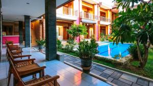 Mia Guest House في ليغِيان: منتجع فيه مسبح وكراسي