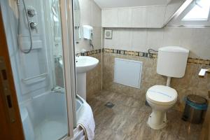Koupelna v ubytování Harmony Hotel