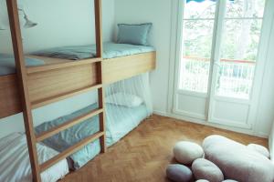 เตียงสองชั้นในห้องที่ Le Canaillou par Dodo-a-Cassis