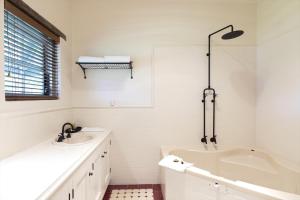 a bathroom with a sink, toilet and bathtub at Kaesler Cottages in Nuriootpa