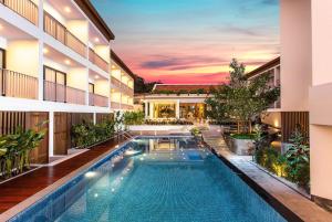 una piscina nel mezzo di un edificio di Sook Hotel a Ranong