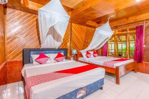A bed or beds in a room at Gusung Indah Bungalow Gili Air