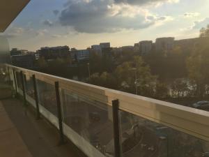 einen Balkon mit Stadtblick in der Unterkunft T2 hyper centre bord de Loire Parking in Nantes