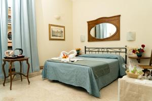 sypialnia z łóżkiem z lustrem i stołem w obiekcie B&B La Casa Di Rosy w Rzymie