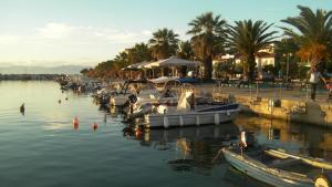 een groep boten is aangemeerd in het water bij Joanna's House in Skala Kallirakhis