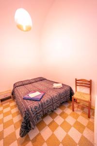 パレルモにあるLoft in Palermoの小さなベッドルーム(ベッド1台、椅子付)