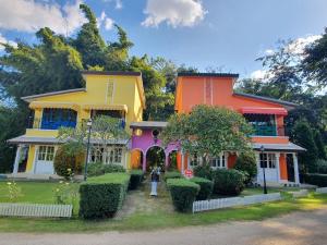 una casa colorida con una señal de stop delante de ella en Baan Kung Kang De Pai, en Pai