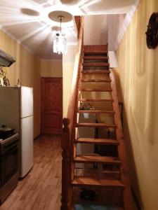 ロオにあるDomik Rybakaの冷蔵庫付きのキッチン(木製の階段付)