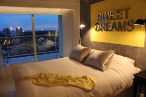 Cama ou camas em um quarto em Yoo Punta del Este - Rental Club Apartments