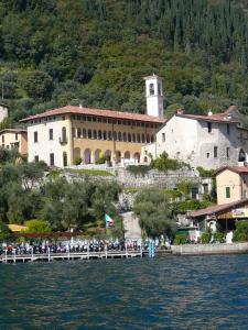 un grand bâtiment sur la rive d'une masse d'eau dans l'établissement Castello Oldofredi, à Monte Isola