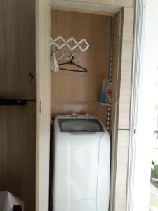 uma máquina de lavar e secar roupa num pequeno quarto em Ap pe na areia em ingleses - Florianópolis SC em Florianópolis