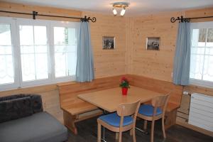 ein Esszimmer mit einem Tisch und Stühlen in der Unterkunft Chalet Good in Flumserberg