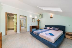 una camera da letto con un letto grande in una stanza di Deribasivska Vip 4-room Apartment a Odessa