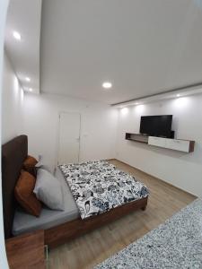 Łóżko lub łóżka w pokoju w obiekcie Apartman Jankulovski