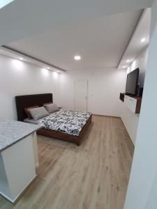 sypialnia z łóżkiem w białym pokoju w obiekcie Apartman Jankulovski w mieście Kraljevo