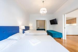 1 dormitorio con 2 camas y TV en Victoria Plaza Palace Apartments, en Atenas