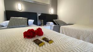 pokój hotelowy z 2 łóżkami z różą na łóżku w obiekcie Molino Blanco w Puerto de la Cruz