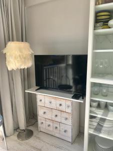 einen TV auf einer Kommode in einer Küche in der Unterkunft Apartment Susanne in Benidorm