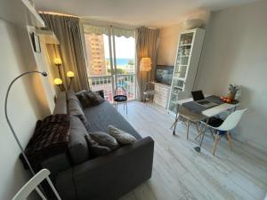 ein Wohnzimmer mit einem Sofa und einem Schreibtisch in der Unterkunft Apartment Susanne in Benidorm