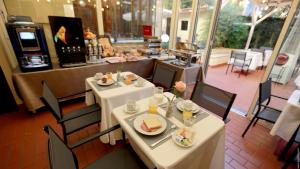 Hotel Giolitti tesisinde bir restoran veya yemek mekanı