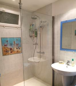 利勒魯斯的住宿－Villa Athena，带淋浴和盥洗盆的浴室