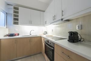 A kitchen or kitchenette at Victoria Queens Suites Apartments Még 19 kép