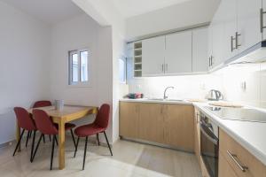 A kitchen or kitchenette at Victoria Queens Suites Apartments
