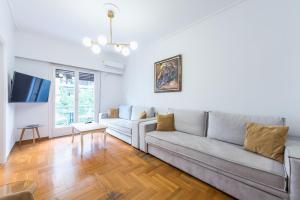 A seating area at Victoria Queens Suites Apartments