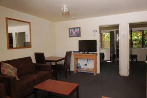 TV a/nebo společenská místnost v ubytování Sherborne Motor Lodge