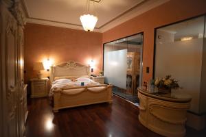Postel nebo postele na pokoji v ubytování Anastazia Luxury Suites & Spa